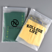 Sacs en polyéthylène transparents givrés personnalisés avec logo imprimé en gravure, couleur personnalisée, faible MOQ, étanches, de qualité alimentaire, avec fermeture éclair, pour vêtements