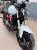 Benelli Yellow Dragon 300 d'occasion, bicylindre à injection électronique, refroidissement par eau, 302 cm³, fabriqué en 2022, a parcouru 9 000 kilomètres
