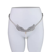 AMOUR. Une lingerie en acier pour femmes, le choix parfait pour les explorateurs BDSM, offrant un sentiment subtil de retenue et de flirt.
