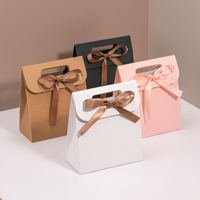 Luxuriöse Umweltfreundliche Giebeldach-Papierbox mit Gestanzten Griffen, Schleifenband und Individuellem Logo - Karton-Tragetasche für Boutique-Kleidung