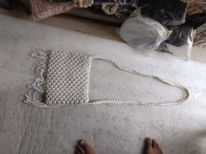 Bolso de Hombro Bohemio de Macramé Tejido a Mano con Borlas, Bandolera Ligera con Cierre de Cremallera y Flecos para Playa y Uso Diario - Product Image 2