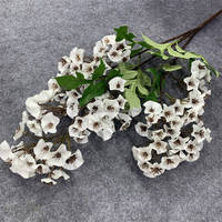 B-1319 Décoration de plafond moderne faite à la main de haute qualité pour la Saint-Valentin, fleurs suspendues artificielles à 3 branches, fruits perlés à longue tige