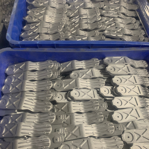 Cylindre en aluminium usiné sur commande CNC avec trous filetés et bride pour applications industrielles - Product Image 6