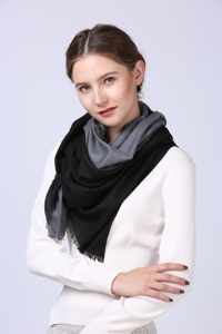 Châle de luxe personnalisé en laine mérinos pour femme, nouveau modèle bicolore 100% laine d'agneau, grande taille, étoles à pompons tendance - Product Image 4