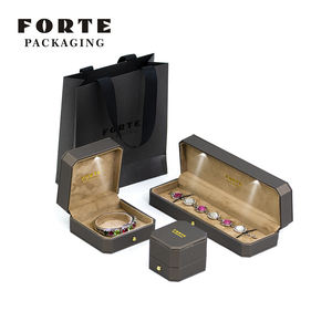 Scatola per Gioielli FORTE Rettangolare in Pelle con Illuminazione LED Personalizzata e Inserto in Plastica - Product Image 1