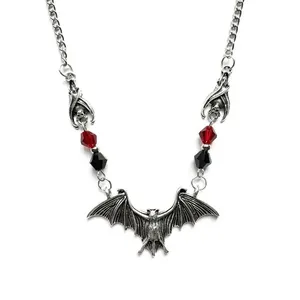 Kalung kelelawar hitam perhiasan Gotik manik-manik kristal hadiah horor bertema Halloween