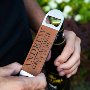 Cadeaux de <span class=keywords><strong>mariage</strong></span> pour hommes enterrement de vie de garçon Décapsuleur de bière en similicuir gravé au laser personnalisé - Product Image 3