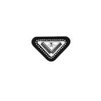 Étiquette de marque de vêtement en cuir microfibre personnalisée, logo abeille triangulaire en métal, décorée de rivets, en matériau composite
