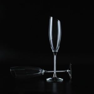 Copa de Vino Sencilla de Tallo Alto con Cristal Tallado, Juego de 2 Copas de Regalo de Boda, Copa de Champán Oblicua de Cristal Tallado Estilo Europeo - Product Image 4