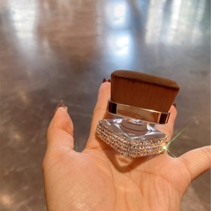 Met diamant ingelegde hoogwaardige foundation make-upborstel Geen sporen Zacht synthetisch haar Acrylhandvat Platte borstel voor gezicht Nieuwe hete verkoop - Product Image 4