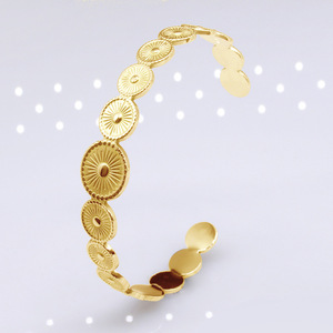 ขายส่งแฟชั่น สร้อยข้อมือสแตนเลสชุบทอง 18K PVD ปรับขนาดได้ ดีไซน์ลายรัศมีดวงอาทิตย์ อื่นๆ |   ทนทาน กันน้ำ - Product Image 4
