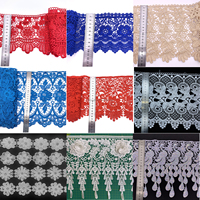 Vente en gros de dentelle brodée soluble dans l'eau de haute qualité en polyester blanc avec des paillettes florales, accessoires de dentelle