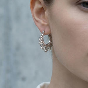 Boucles d'oreilles créoles couronne en U rétro de luxe léger Enigma Europe États-Unis en acier inoxydable plaqué or véritable 18 carats pour femme - En stock - Product Image 4