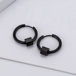 Pendientes Huggie Geométricos Negros de Acero Inoxidable Estilo Minimalista para Mujer - Product Image 2