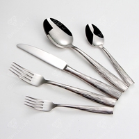 Ensemble de couverts de luxe moderne en acier inoxydable 18/8 brillant, grain de bois en relief, OEM personnalisé pour les banquets et la restauration