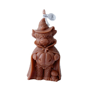 Vela novedosa con forma de vaca de las Tierras Altas y detalles de calavera de calabaza para decoración de mesa festiva - Product Image 5