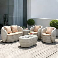Vente en gros usine : Ensemble de mobilier de jardin en rotin pour terrasse et cour, comprenant canapé et table basse, idéal pour projets hôteliers et villas