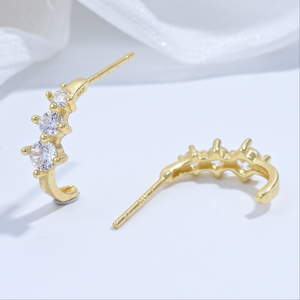 S925 Sterling Silver Exquis Élégant Quatre Griffes Trois Pierres Boucles D'oreilles De Style En Forme D'arc Niche Haut De Gamme Vibe Cubique - Product Image 3