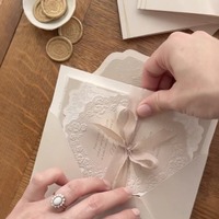 Maßgefertigtes Luxus-Einladungsset mit Karten & Umschlägen auf 600g Kunstdruckpapier Geprägt & Tiefgeprägt für Schloss-Villa-Hochzeit