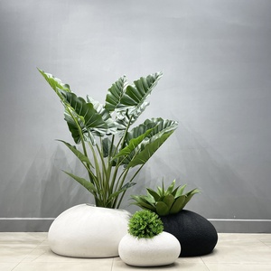 Maceta Simple, Minimalista y Moderna de Fibra de Vidrio y Óxido de Magnesio con Accesorios de Alocasia de Terciopelo Verde Realista - Product Image 1