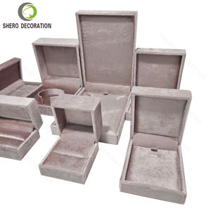 Caja de Joyería Cuadrada de Terciopelo Rosa de Alta Gama para Collares, Anillos y Pulseras - Product Image 1