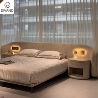 Gebogenes Kopfteil Modernes Luxus-Schlafzimmerbett Maßgefertigter Samtbezogener Bettrahmen mit Integrierter LED-Ambientebeleuchtung