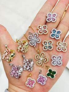 Ciondoli di Lusso Personalizzati a Forma di Quadrifoglio con Zirconi, Placcati in Oro, Collana Scintillante con Charm a Quadrifoglio - Product Image 1