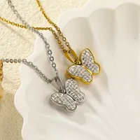 Collier pendentif en acier inoxydable avec un design de papillon serti de strass brillants, accessoire de bijoux délicat pour femmes, à porter au quotidien