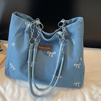 Sac fourre-tout en jean pour femme avec broderie nœud, grande capacité, sac à main décontracté avec bandoulière chaîne pour l'école, le travail et l'usage quotidien