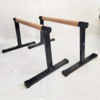 Parallettes en bois pour l'entraînement en force de la callisthénie