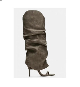 <span class=keywords><strong>Stivali</strong></span> da <span class=keywords><strong>donna</strong></span> western tinta unita slip-on alti fino <span class=keywords><strong>al</strong></span> <span class=keywords><strong>ginocchio</strong></span> con punta aperta, tomaia plissettata, tacco alto e taglio a V con fascia singola - Product Image 4