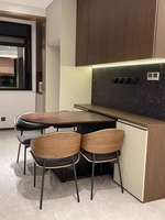 Chaise de salle à manger moderne à dossier incurvé avec dossier en métal, assise souple, pieds en acier - Meubles de salle à manger écologiques et durables