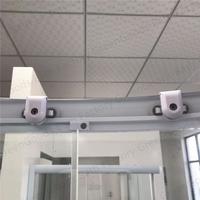 Cabine de douche carrée en verre brossé pour salle de bain d'hôtel avec porte coulissante et receveur de douche