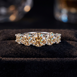 Anillo de Compromiso con 5 Piedras de Moissanita de 3.6CT, Corte Brillante, Engaste de Garras, Plata de Ley S925, Bañado en Platino, Alta Calidad - Product Image 3