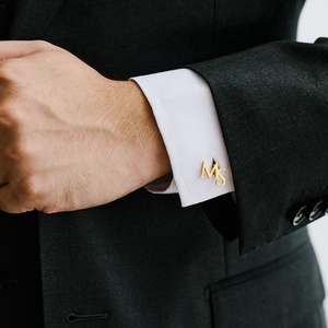 Boutons <span class=keywords><strong>de</strong></span> <span class=keywords><strong>manchette</strong></span> en acier inoxydable avec initiales personnalisées Boutons <span class=keywords><strong>de</strong></span> <span class=keywords><strong>manchette</strong></span> avec lettres plaquées or Cadeaux d'anniversaire <span class=keywords><strong>de</strong></span> Noël pour les amis - Product Image 4