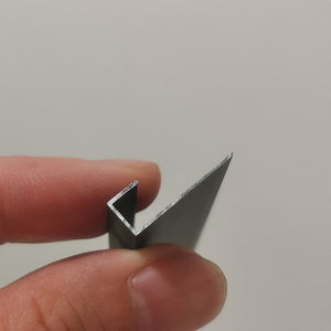 Striscia <span class=keywords><strong>di</strong></span> bordatura Dado sottile 8mm all'ingrosso rotondo angolo esterno in lega <span class=keywords><strong>di</strong></span> alluminio bordatura in metallo striscia <span class=keywords><strong>di</strong></span> <span class=keywords><strong>legno</strong></span> rivestimento H-line pannelli <span class=keywords><strong>di</strong></span> parete a carbone - Product Image 5