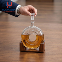 Carafe à whisky en verre cristallin texturé en forme d'anneau distinctif avec base en bois pour bourbon, scotch, brandy