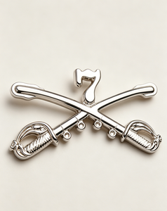 ตราสัญลักษณ์โลหะรูปดาบไขว้กองทหารม้าที่ 7 แบบกำหนดเอง ชุบนิกเกิลสีทอง ตราเข็มกลัดติดปกเสื้อทหารม้าสหรัฐฯ - Product Image 2