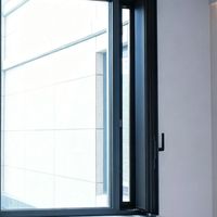 Fenêtre oscillo-battante en aluminium à rupture de pont thermique Aomeja avec système de micro-ventilation et moustiquaire, et combinaison de fenêtres fixes et à battants latéraux pour villa