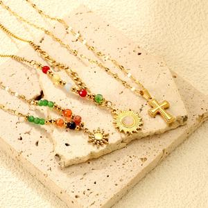 Novedades: Collar con colgante de sol de cuentas de acero inoxidable y piedras naturales coloridas, y delicado collar con cruz chapado en oro de 18K - Product Image 1
