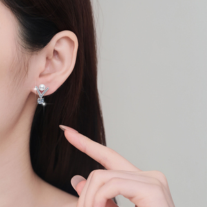 Boucles d'oreilles clous en argent sterling 925 avec perles d'eau douce en forme <span class=keywords><strong>de</strong></span> V <span class=keywords><strong>de</strong></span> 6 et 8 mm et moissanite taille ronde VVS1 <span class=keywords><strong>de</strong></span> 0,5 et 1 carat pour femme - Collection Elegance Jewelry - Product Image 4