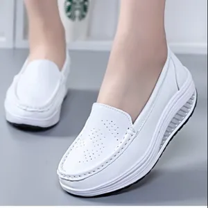 2024 nuevo diseño laboratorio antideslizante mujeres cómodo cojín de aire mamá tacones de cuña cuero Hospital blanco enfermera zapatos