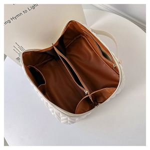Sac à maquillage cosmétique en PU grande capacité à la vente chaude pour femmes |   Organisateur de voyage tendance |   Étui à cosmétiques personnalisé avec motif d'oreiller - Product Image 5