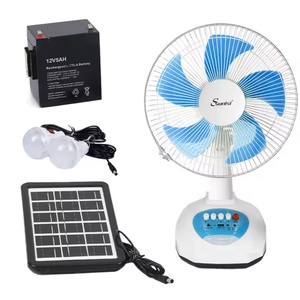 Ventilateur de table solaire rechargeable de 12 pouces avec panneaux solaires, batterie et 2 ampoules - Product Image 1