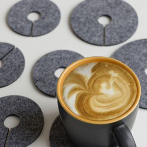 Sous-verres en feutre polyester découpés au laser motif cerf, durables, isolants thermiques, de forme ronde, personnalisables, pour la décoration de table, avec base en bois - Product Image 3