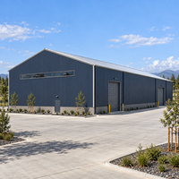 Entrepôt en acier pour le stockage d'outils et de matériel industriels avec portes à rouleaux hautes et revêtement isolant durable