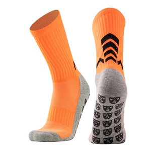 Chaussettes de football pour jeunes transfrontalières, motif flèche, antidérapantes avec grip en silicone, coussinets en tissu éponge massant, coupe mi-haute, respirantes et absorbant la transpiration - Product Image 5