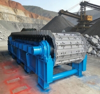 Alimentateur à moteur électrique pour l'alimentation en vrac de grandes masses de minerai vers un concasseur à mâchoires