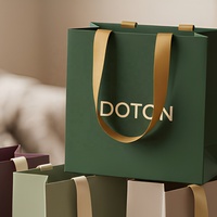 Sac cadeau en papier de luxe avec poignée en ruban, logo en feuille d'or, sac boutique personnalisé imprimé pour marque de mode