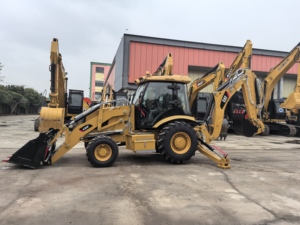 Chargeuse-pelleteuse multifonctionnelle d'occasion Caterpillar CAT 420F 4x4 avec moteur CAT d'origine et godet 4-en-1 - Product Image 2